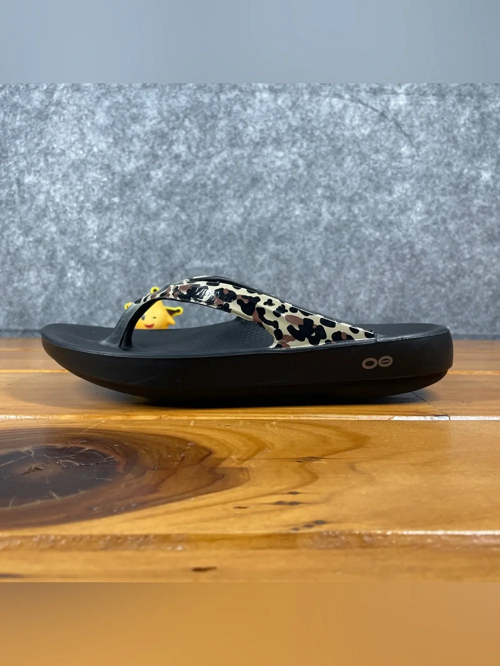 OOFOS OOlala Luxe WOMENS SIZE 8 Leopard Recovery Sandals Black Thong Flip Flops